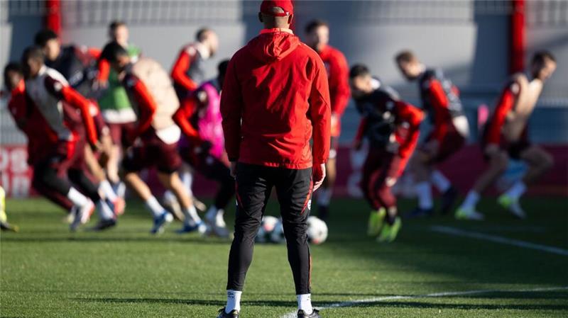 „Wir sind stark“: Große Prüfungswoche für die Bayern Bayern-Trainer Vincent Kompany beobachtet seine Spieler beim Training vor dem PSG-Spiel.