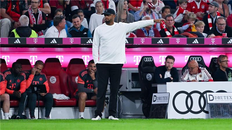 Bayern-Trainer Vincent Kompany erlebte beim Wiedersehen mit seinem Ex-Club HSV einen entspannten Abend am Spielfeldrand.