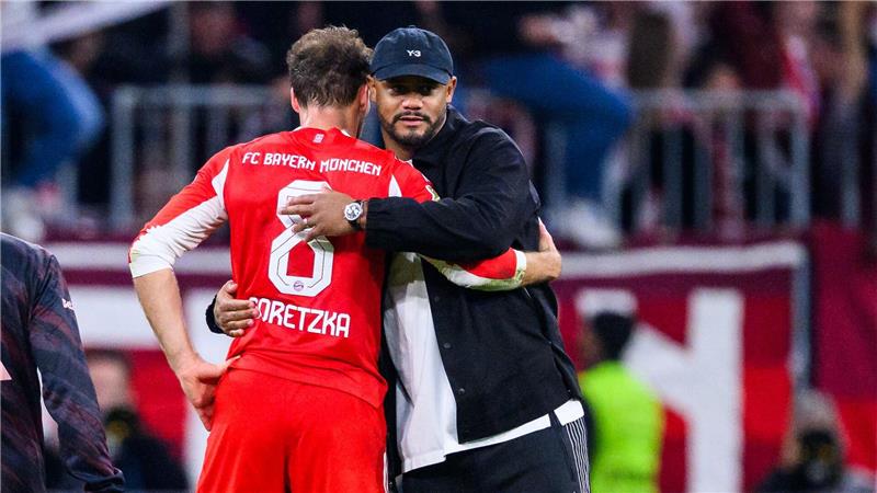 Bayern-Trainer Vincent Kompany (r) schätzt Leon Goretzkas (l) professionelle Einstellung. (Archiovbild)