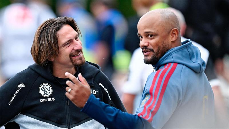 Nach Dorf-Ausflug: Eberl nimmt Bayern-Profis in die Pflicht Bayern-Trainer Vincent Kompany (r) würde in der nächsten Saison gern wieder nach Elversberg kommen.