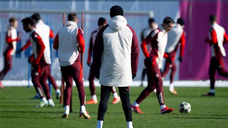 Heftige „Drucktage“ für Bayern und Kompany Bayern-Trainer Vincent Kompany (vorne) beobachtet seine Spieler beim Training.