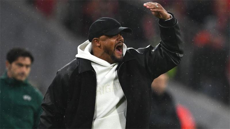 Bayern verpassen trotz Kane-Elfer großen Sieg gegen Arsenal Bayern-Trainer Vincent Kompany war nach seinem Infekt an der Linie zurück.