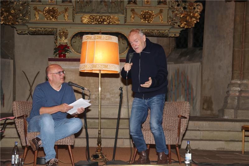 Kulttrainer Gerland in Goslar: Werden wir Europameister? Bayern-Trainerlegende Hermann Gerland (r.) und Frank Heine sprechen beim Frankenberger Winterabend über Zustand und Perspektiven des deutschen Fußballs. Den 69-Jährigen hält es zwischendurch nicht mehr auf dem Sessel. Foto: Roß
