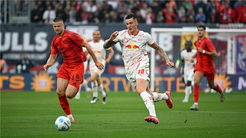 Schock in der Nachspielzeit: Bayerns Titel-Party verschoben Bayern-Verteidiger Eric Dier (l) im Duell mit Benjamin Sesko.