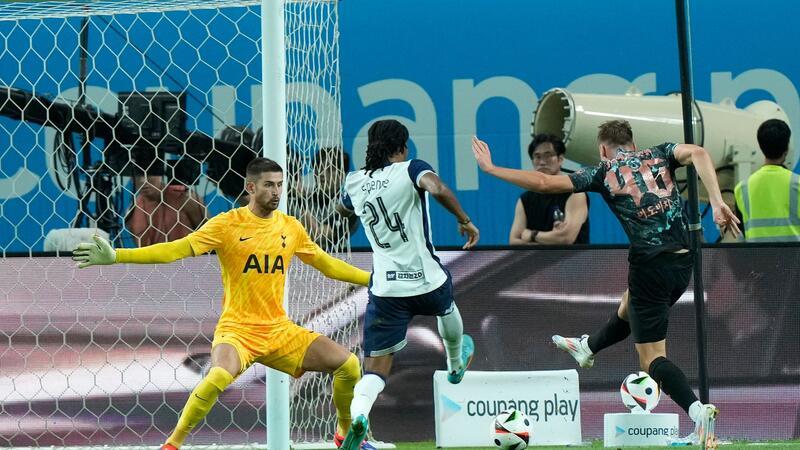 Bayern-Youngster Gabriel Vidovic schießt das erste Tor gegen Tottenham.