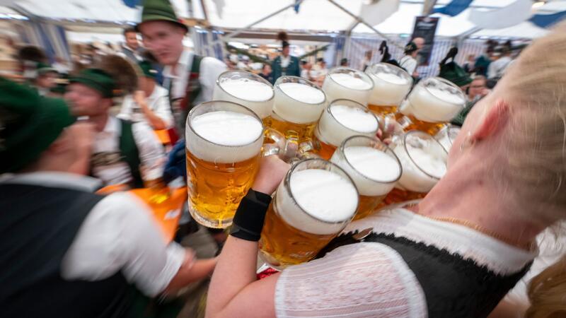 Bier, Wurst, Auto: So tickt Deutschland heute wirklich Bayern- oder auch Deutschland-Klischee pur: Eine Bedienung trägt in einem Festzelt Maßkrüge - hier beim Gaufest des Chiemgau-Alpenverbands 2024. (Archivbild)