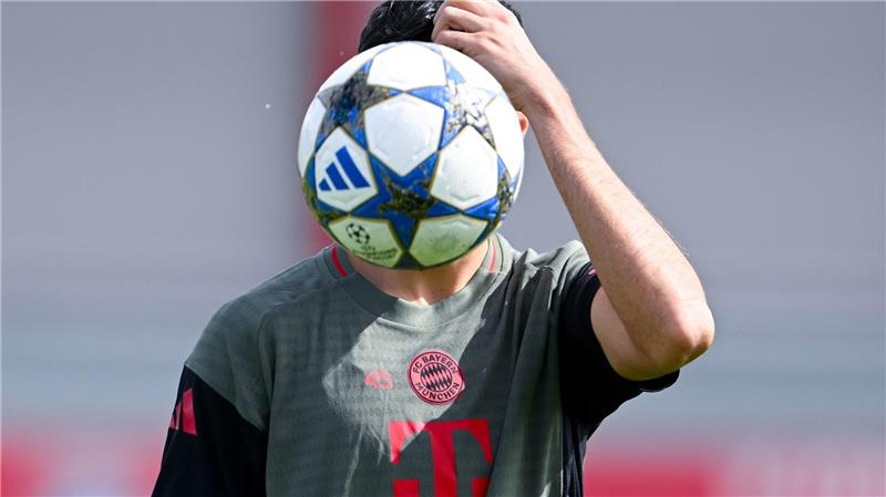 Bayerns Aleksandar Pavlovic mit Ball in Aktion 