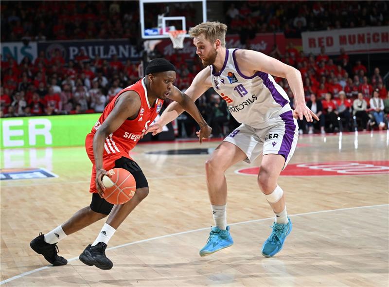 Göttinger Basketballer hadern mit Schiedsrichtern Bayerns Cassius Winston (l) und Göttingens Till Pape in Aktion.