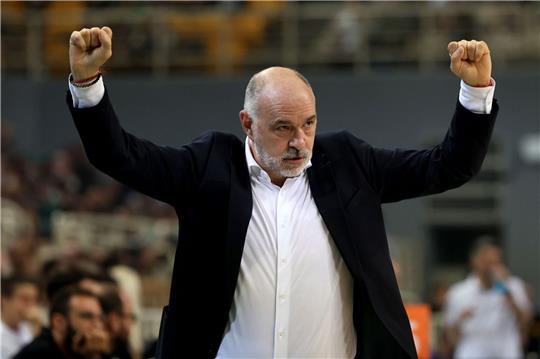 Bayerns Cheftrainer Pablo Laso jubelt.