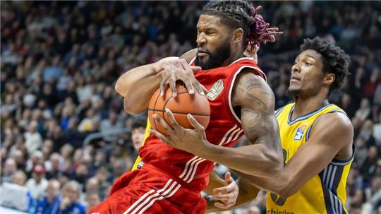 Bayerns Devin Booker sichert den Ball vor Albas David McCormack