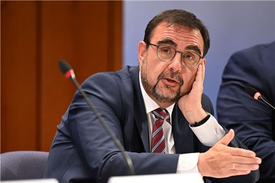Bayerns Gesundheitsminister Klaus Holetschek setzt sich für einen Lohnersatz für pflegende Angehörige ein.