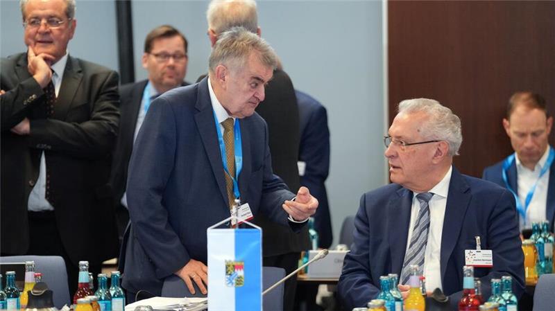 Keine Annäherung der Innenminister in Migrationsfragen Bayerns Innenminister Joachim Herrmann (CSU, rechts im Bild), hier im Gespräch mit NRW-Innenminister Herbert Reul (CDU), dringt auf umfassende Zurückweisungen an den deutschen Grenzen.