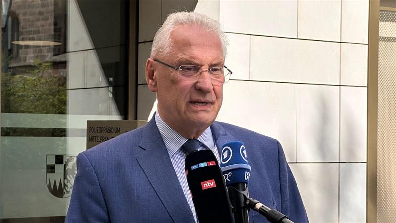 Brandsätze in München: Was wir wissen und was nicht Bayerns Innenminister Joachim Herrmann (CSU) sprach auf einer Pressekonferenz von „Brandanschlägen“.