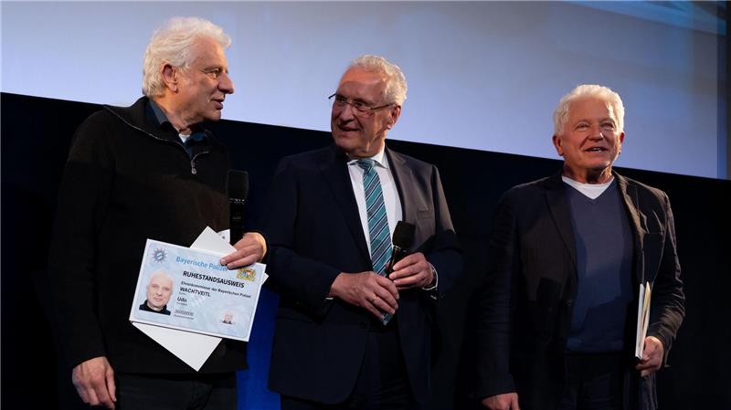 Bayerns Innenminister Joachim Herrmann überreichte den Ehrenkommissaren ihre Ruhestandsurkunde.