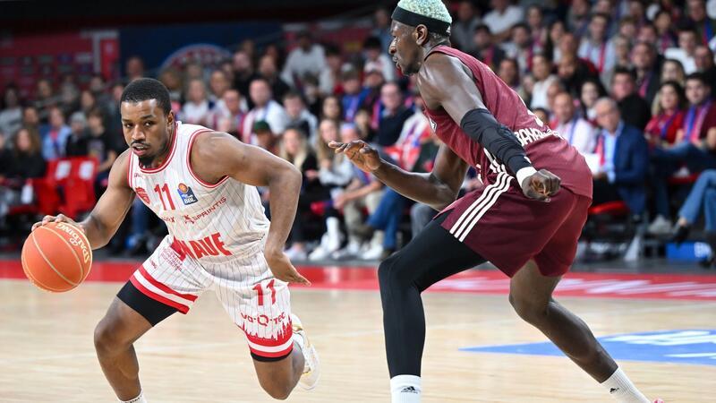 Bayern gewinnt erneut deutlich - Berlin gleicht aus Bayerns Isaac Bonga (r) versucht Würzburgs Isaiah Washington zu verteidigen.