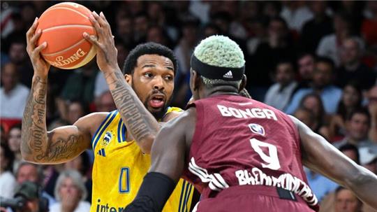 Bayerns Isaac Bonga (r) verteidigt gegen Albas Sterling Brown.