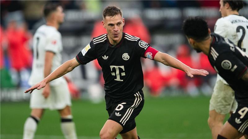 Bayern siegt sich zum Europarekord - BVB schlägt Köln spät Bayerns Joshua Kimmich jubelt über sein Führungstor in Mönchengladbach.