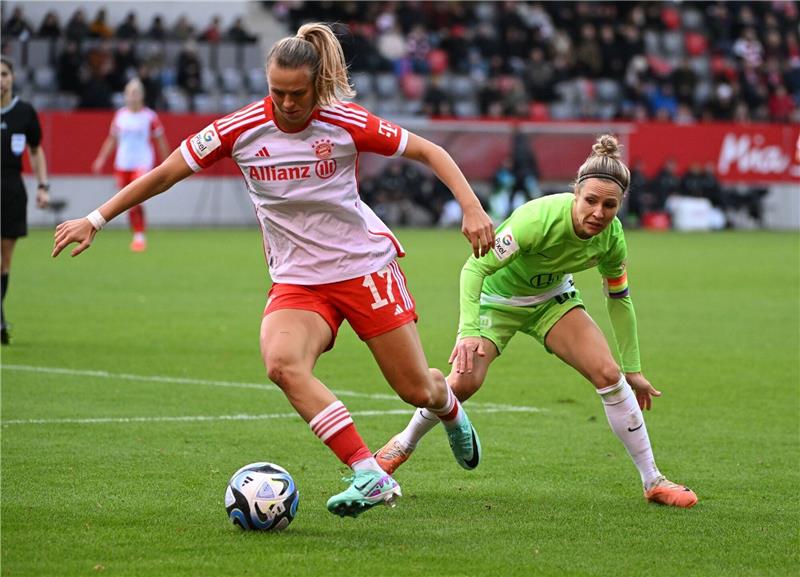 Wolfsburgerinnen empfangen FC Bayern zum Spitzenspiel Bayerns Klara Bühl (l) kämpft mit Wolfsburgs Svenja Huth um den Ball.