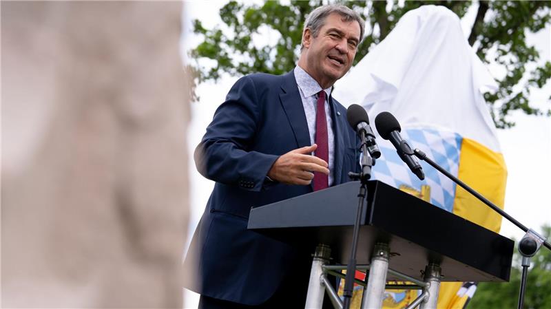 Bayern huldigt seinem „Kini“ Ludwig II. Bayerns Ministerpräsident Markus Söder (CSU) nimmt an der Enthüllung eines Denkmals anlässlich des 140. Todestages des bayerischen „Märchenkönigs“ Ludwig II. teil.