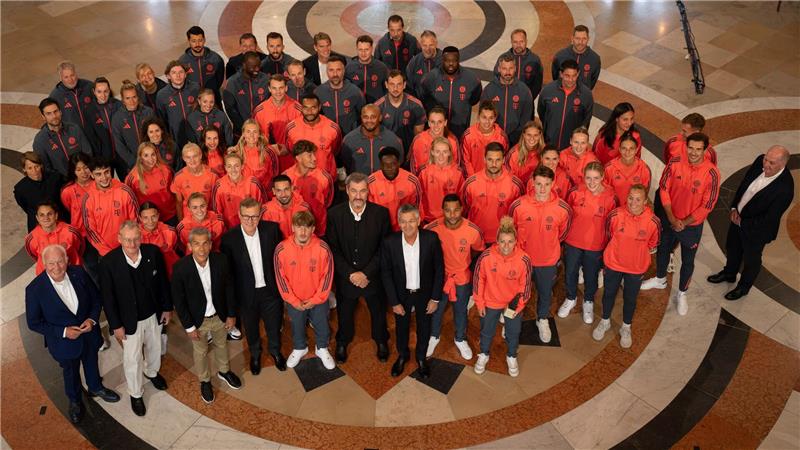 Bayerns Ministerpräsident Markus Söder empfängt die Bayern-Meisterteams der Frauen und Männer.