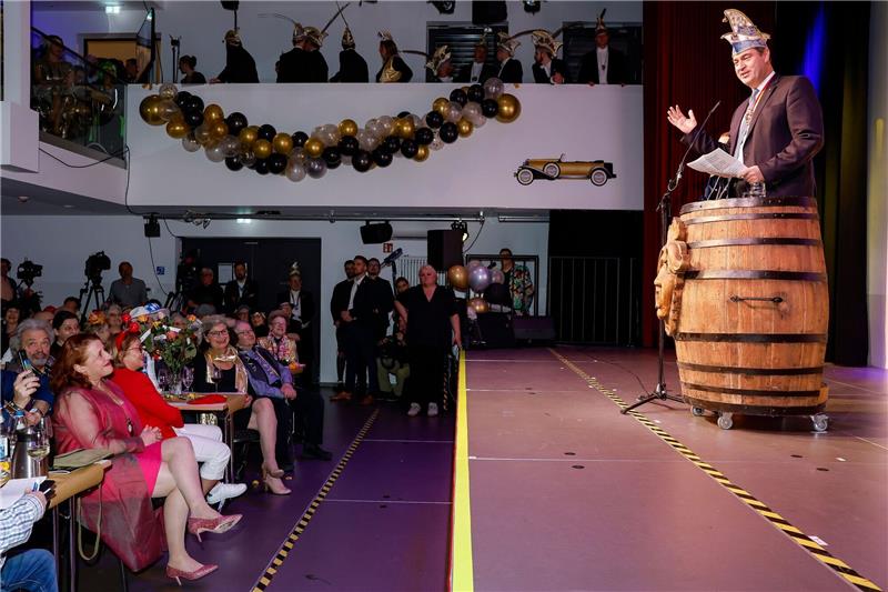 Söder will beim Politischen Aschermittwoch nicht Gendern Bayerns Ministerpräsident Markus Söder (r, CSU) hält die Laudatio beim Schlappmaulorden 2023.