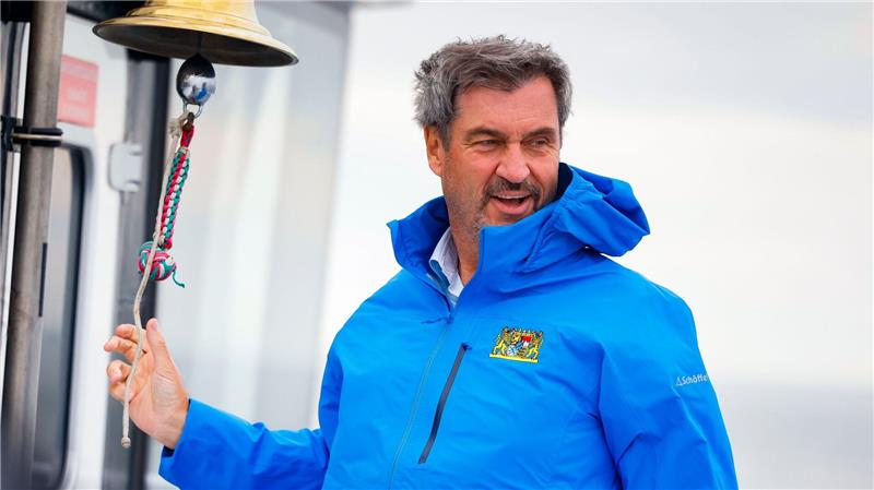 Bayerns Ministerpräsident Markus Söder steht an der Schiffsglocke während einer Reise nach Helgoland. 