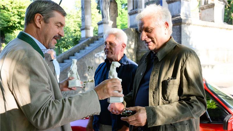 Bayerns Ministerpräsident Markus Söder überreicht Udo Wachtveitl und Miroslav Nemec den Preis.