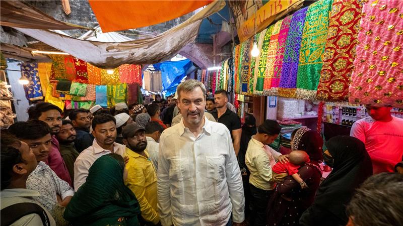 Söder: Infekt wohl bei „Wasserberührung“ in Slum geholt Bayerns Ministerpräsident musste seine Indien-Reise wegen der Beschwerden vorzeitig abbrechen. (Archivbild)