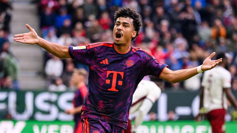 Neuer-Lapsus und Rekordtor: FC Bayern nur Remis in Augsburg Bayerns Nationalspieler Nathaniel Brown jubelt über das Tor zum 2:2 in Augsburg.