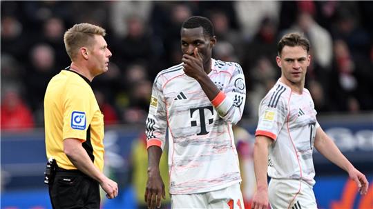 Bayerns Nicolas Jackson sah in Leverkusen nach Videoüberprüfung die Rote Karte.