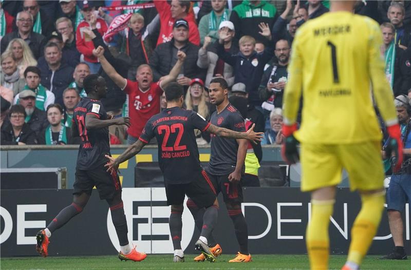 Bayerns Torschütze Serge Gnabry (r) jubelt nach seinem Treffer mit João Cancelo (M) und Sadio Mané.