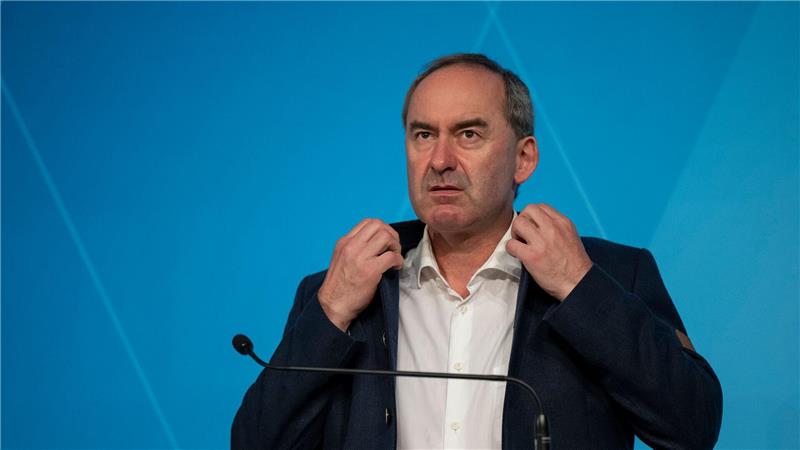 Bayerns Wirtschaftsminister Hubert Aiwanger (Freie Wähler) will mehr Tempo bei Infrastrukturmaßnahmen und fordert dafür auch Rückschritte bei Klagemöglichkeiten. (Archivbild)