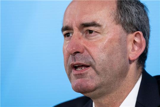 Bayerns Wirtschaftsminister Hubert Aiwanger soll «viele offene Fragen persönlich beantworten».