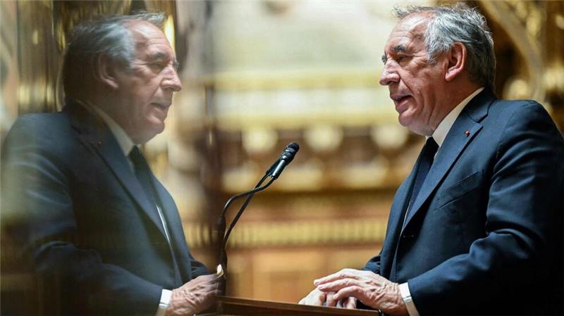 Frankreichs Premier Bayrou übersteht Misstrauensvotum Bayrous Kabinett hat keine eigene Mehrheit im Parlament.