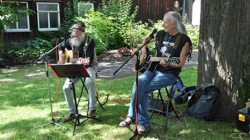 „Be-Bop-A-Lula“ : „Mützen-Heinz“ Geharbart (li.) und Axel Dietsch rocken im Schatten der Bäume.