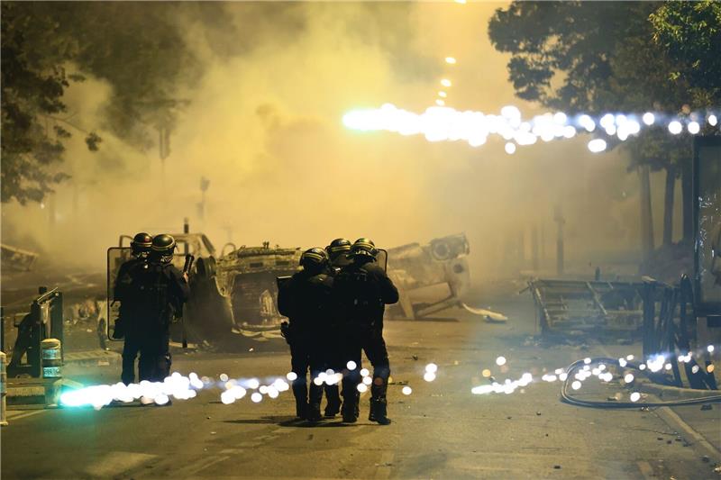 Krawalle: Frankreich fallen ungelöste Konflikte auf die Füße Beamte der Bereitschaftspolizei patrouillieren bei Unruhen auf einer Straße in Nanterre.