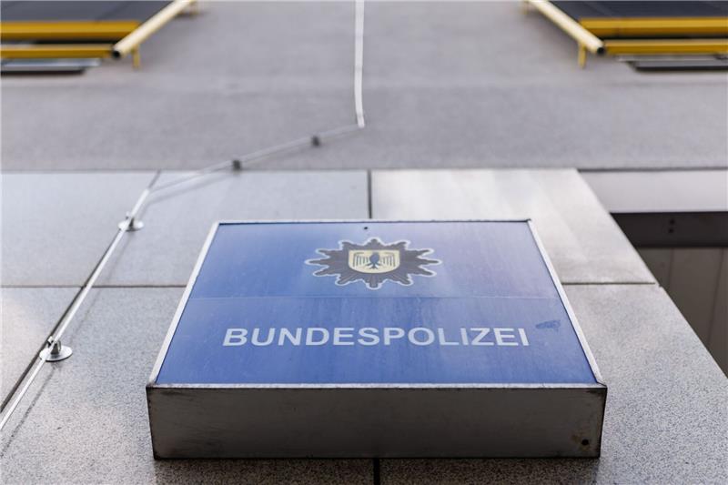 Beamte der Bundespolizei haben sich um zwei Kinder gekümmert, deren Eltern den Zug verpasst hatten.