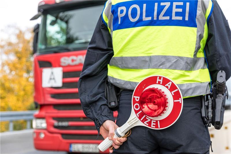 Faeser verlängert Grenzkontrollen bis zum 15. Dezember Beamte der Bundespolizei kontrollieren Fahrzeuge an einem Grenzübergang zwischen Deutschland und Polen.