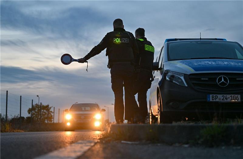 Asylzahlen im ersten Quartal deutlich rückläufig Beamte der Bundespolizei stoppen an der deutsch-polnischen Grenze ein Auto. Bundesinnenministerin Faeser zufolge sind durch vorübergehende Grenzkontrollen seit Oktober 17.600 unerlaubte Einreisen verhindert worden.