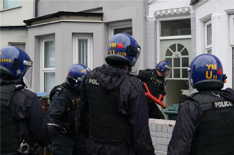 Beamte der Polizei der West Midlands verschaffen sich Zutritt zu einem Grundstück in Coventry.