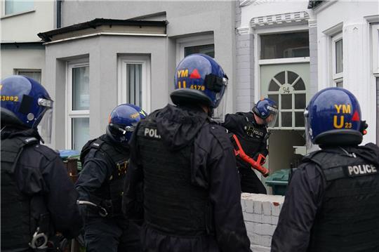 Beamte der Polizei der West Midlands verschaffen sich Zutritt zu einem Grundstück in Coventry.