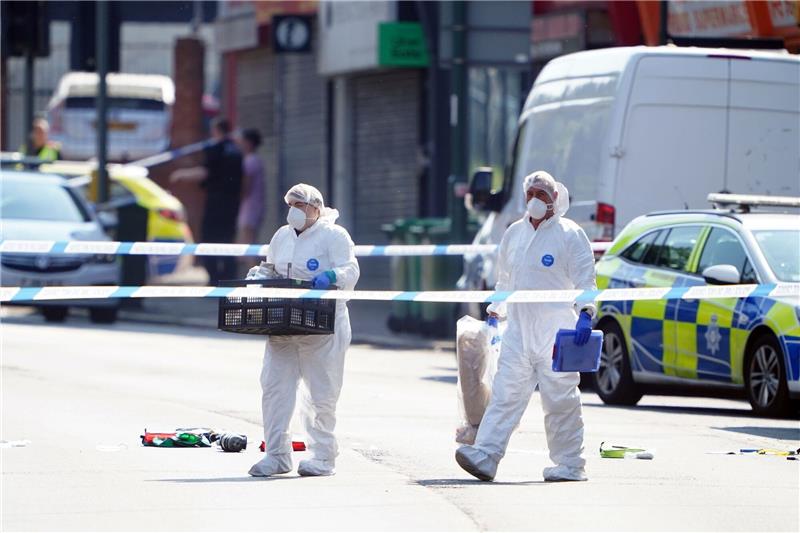 Schock in Nottingham: Drei Tote und drei Verletzte Beamte der Spurensicherung in Nottingham. Im Zentrum der englischen Stadt sind drei Menschen getötet worden.