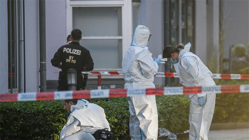 Beamte der Spurensicherung sind am Taort im Einsatz. 