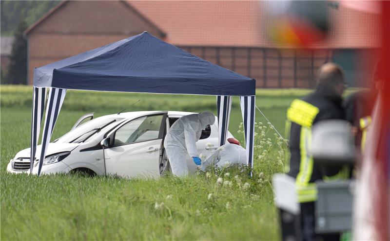 Tote in Bettmar – Sohn womöglich mit Pflege der Mutter überfordert Beamte der Spurensicherung untersuchen ein Auto, das auf der Kreisstraße 71 zwischen dem Vechelder Ortsteil Bettmar und Sierße ein Auto von der Fahrbahn abgekommen war. Foto: picture alliance/dpa/Salzgitterinfos | Rudolf Karliczek