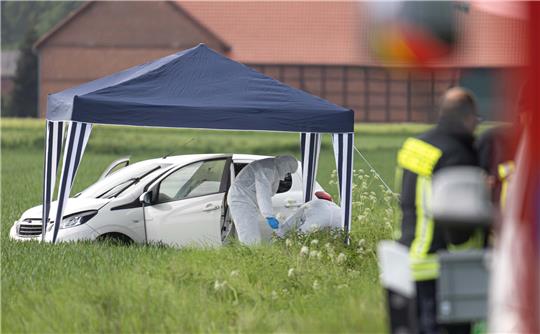 Beamte der Spurensicherung untersuchen ein Auto, das auf der Kreisstraße 71 zwischen dem Vechelder Ortsteil Bettmar und Sierße ein Auto von der Fahrbahn abgekommen war. Foto: picture alliance/dpa/Salzgitterinfos | Rudolf Karliczek