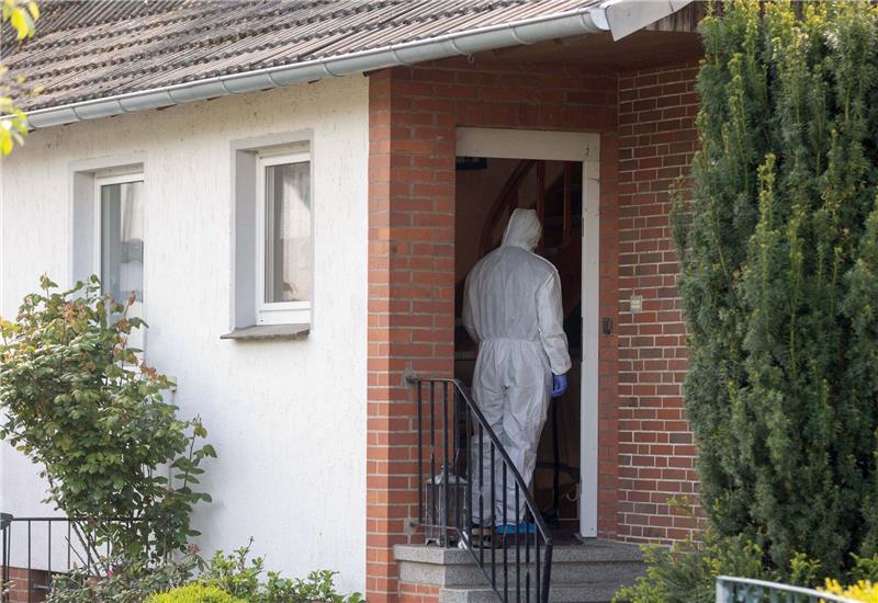 Beamte der Spurensicherung untersuchen ein Haus im Ortsteil Bettmar.