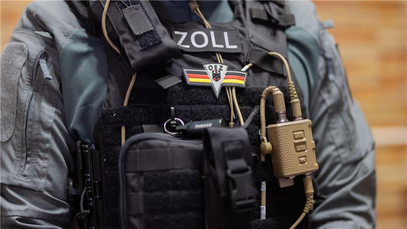 Beamte der Zollkriminalamts nehmen die Beschuldigten fest. (Archivbild)