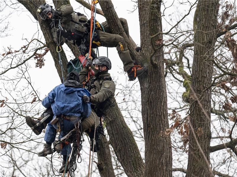 Räumung des Fechenheimer Waldes geht weiter Beamte eine Spezialeinsatzkommandos (SEK) der Polizei seilen einen Baumbesetzer aus einem Baumhaus ab.