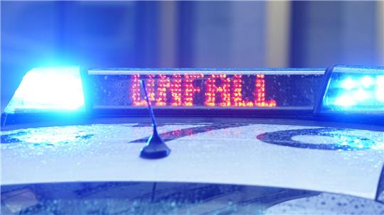 Beamte fanden den Mann letztlich in seiner Wohnung. (Symbolbild)