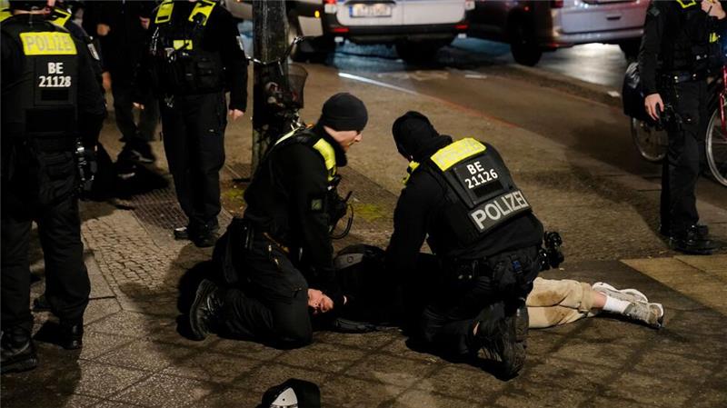 Behörden gehen von antisemitischer Attacke in Berlin aus Beamte nehmen 19-jährigen Tatverdächtigen fest - ein anerkannter Flüchtling aus Syrien, der seit 2023 in Sachsen gelebt hat.